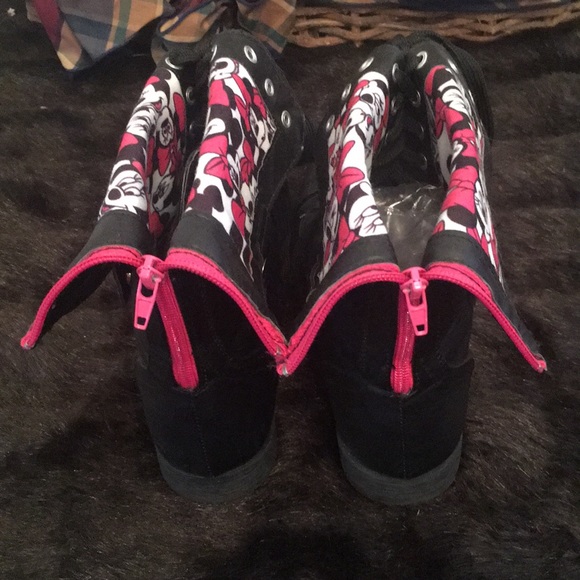 🦊 Cuuuute. Minnie zip back combat boots. Attention getters 😃 - Picture 3 of 4